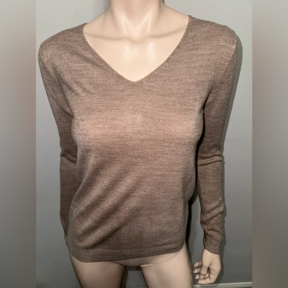 Atmosphere Acrylic V-neck Knit 4 - Picture 3 of 10